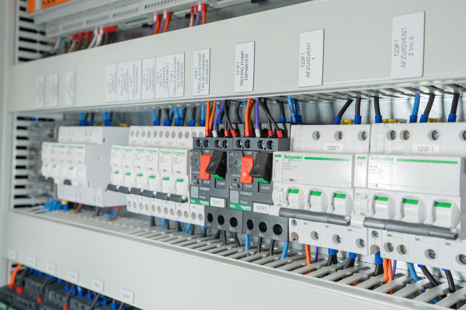Saia relaismodules en interfacecomponenten
