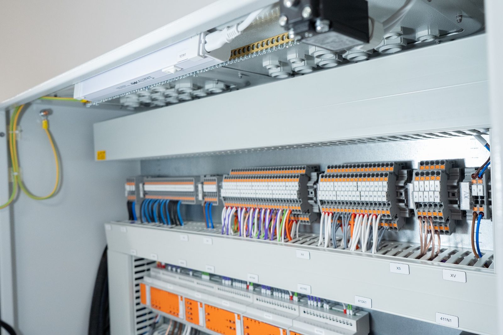 Gecodeerde klemmenstroken en veldbekabeling in een regelkast
