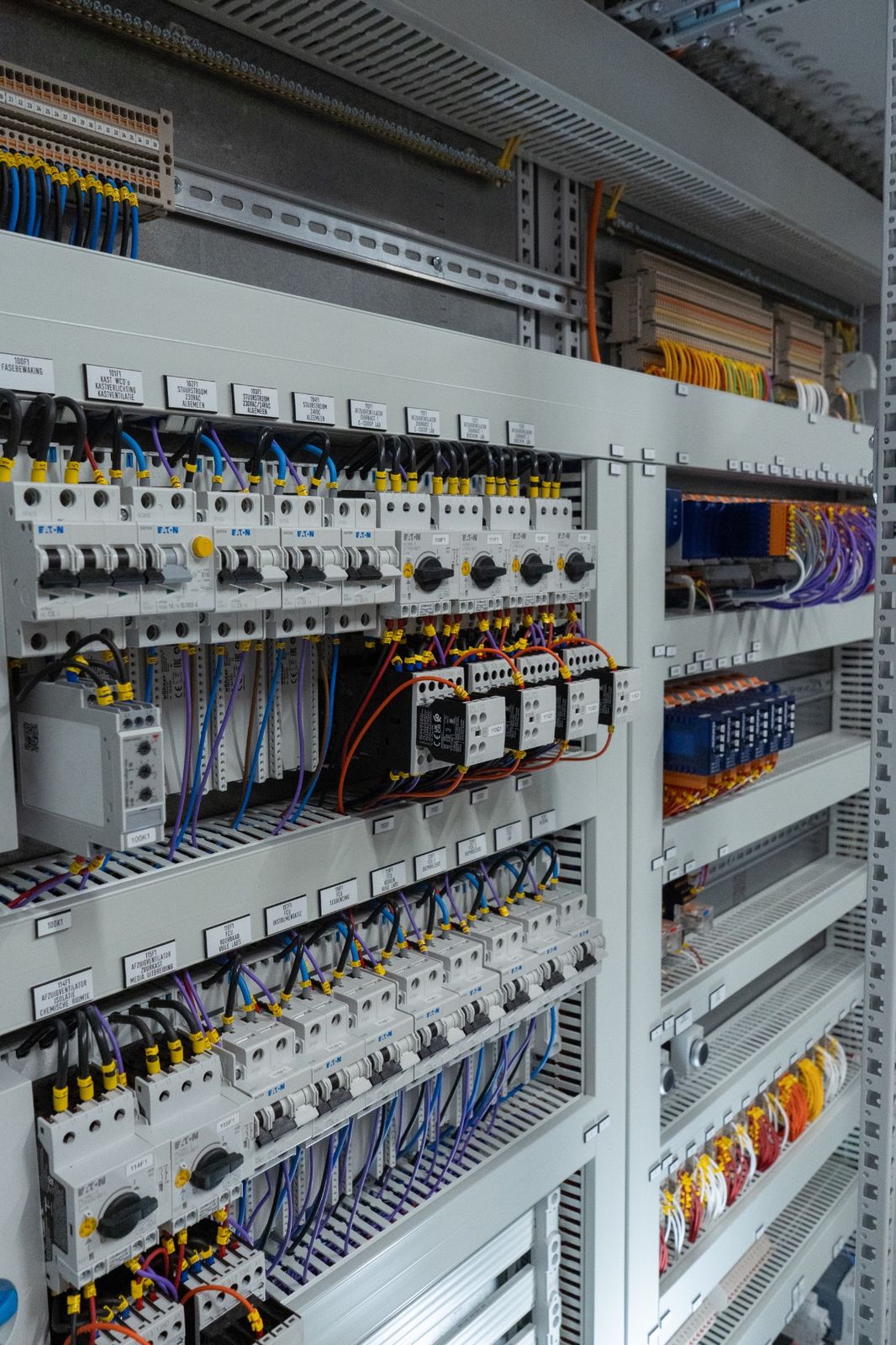 Overzicht van een professioneel opgebouwde HVAC-regelkast