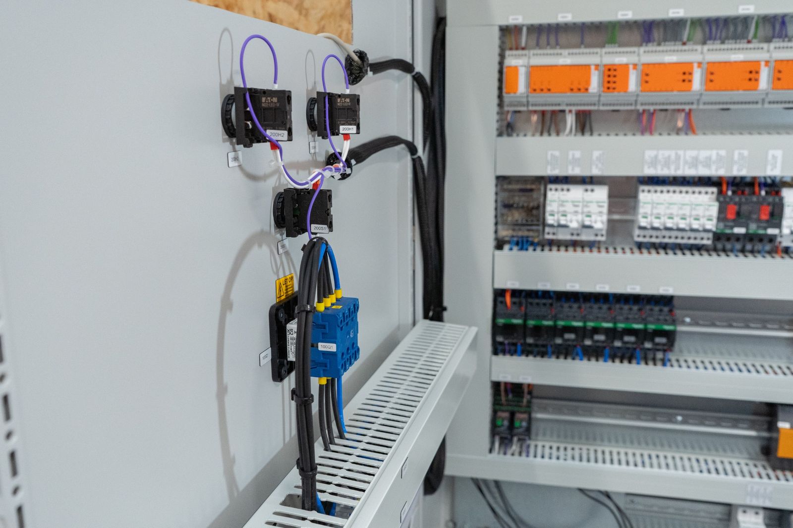 Regelkast met automatiseringsmodules en beveiligingscomponenten