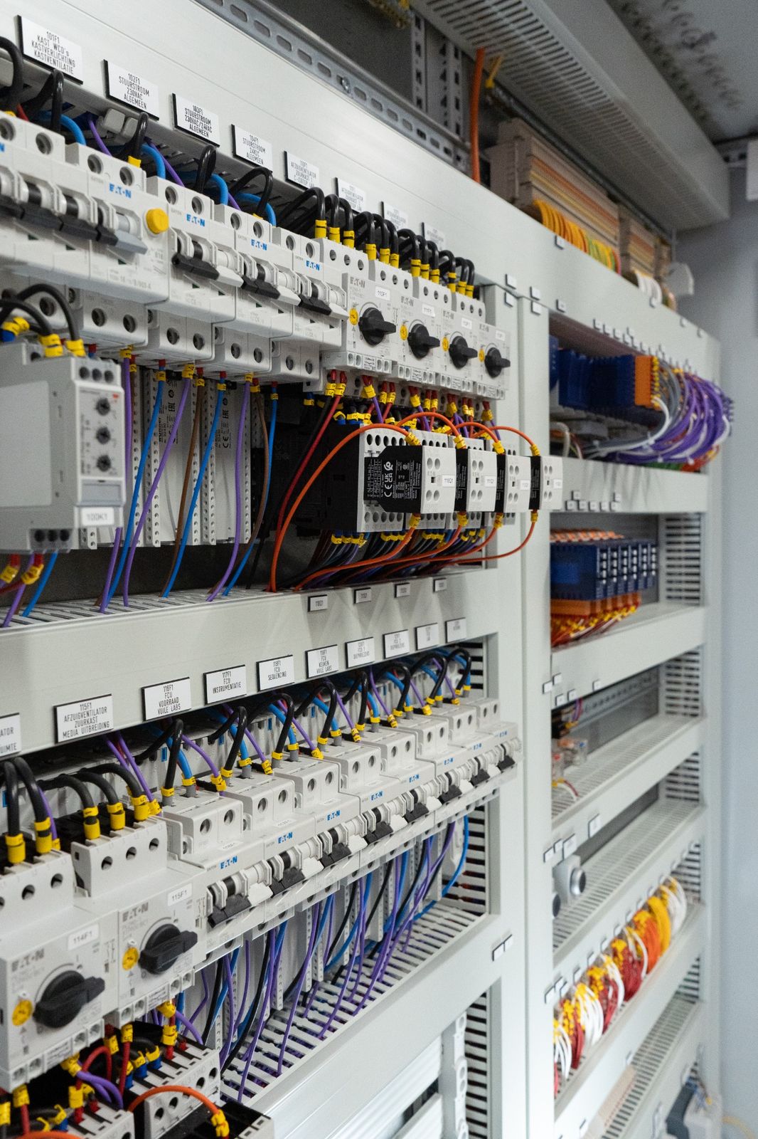 Detail van Eaton componenten en gecodeerde bedrading