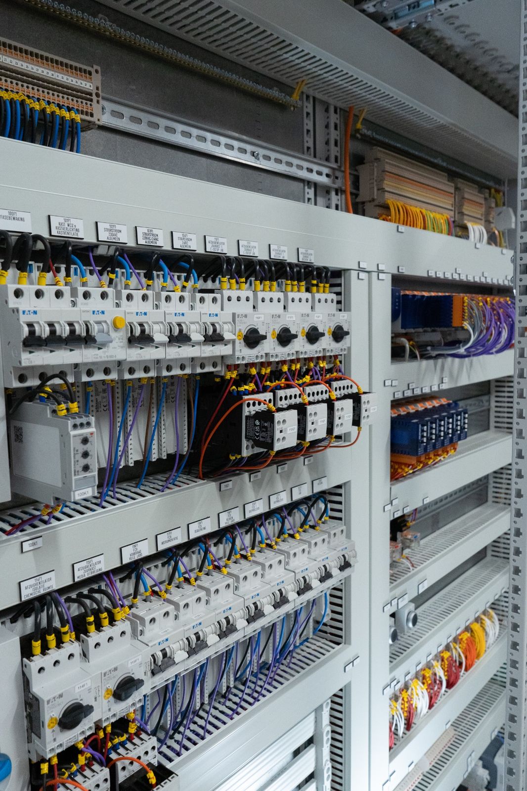 Regelkast met Eaton beveiligingen en interfacecomponenten
